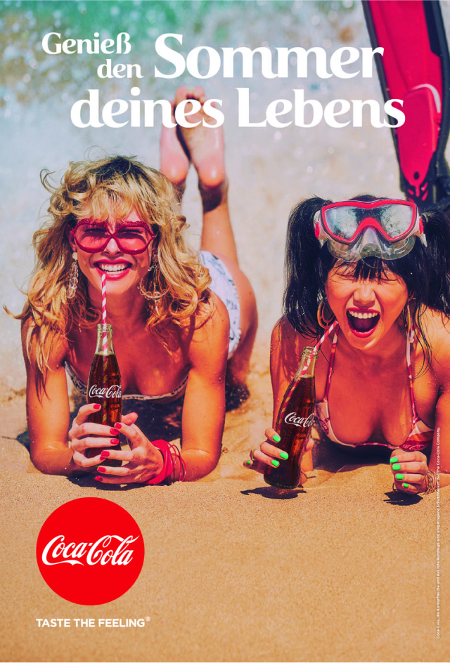 Werbekampagne für Coca-Cola aus dem Jahr 2018. Die Assoziation eines Erfrischungsgetränks mit einem heißen Strandtag kann das eigene Verlangen in vergleichbaren Situationen stärken. (Bild: The Coca-Cola Company)