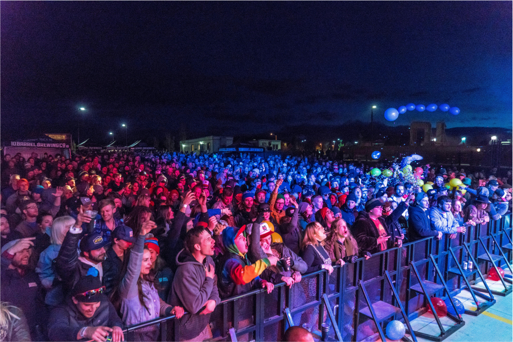 Menschenmasse auf einem Konzert, bei der nur die Gesamtheit der Masse Gegenstand des Fotos ist. Dieser Gegenstand bleibt auch bei verschiedensten Seitenverhältnissen erhalten.