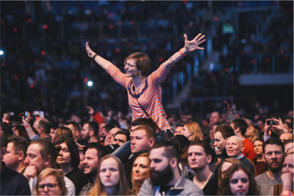 Menschenmasse auf einem Konzert, aus der eine Person als Fokus des Bildes hervorgehoben wird. Auch bei verschiedensten Seitenverhältnissen ist die Person stets zu sehen.